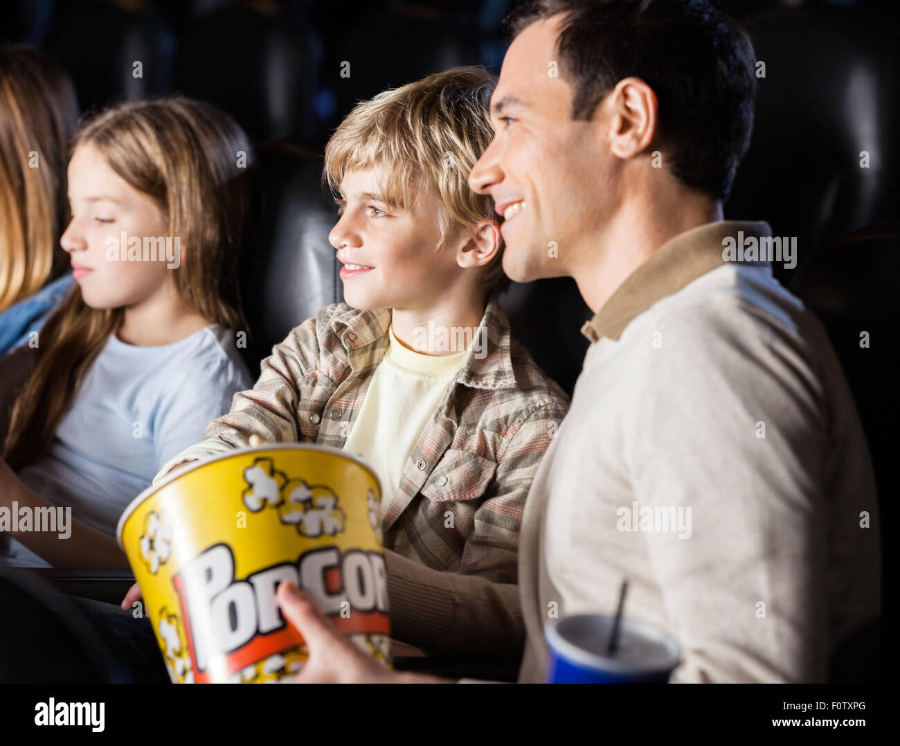 Familie aufzupassen Film im Kino Theater Stockfoto