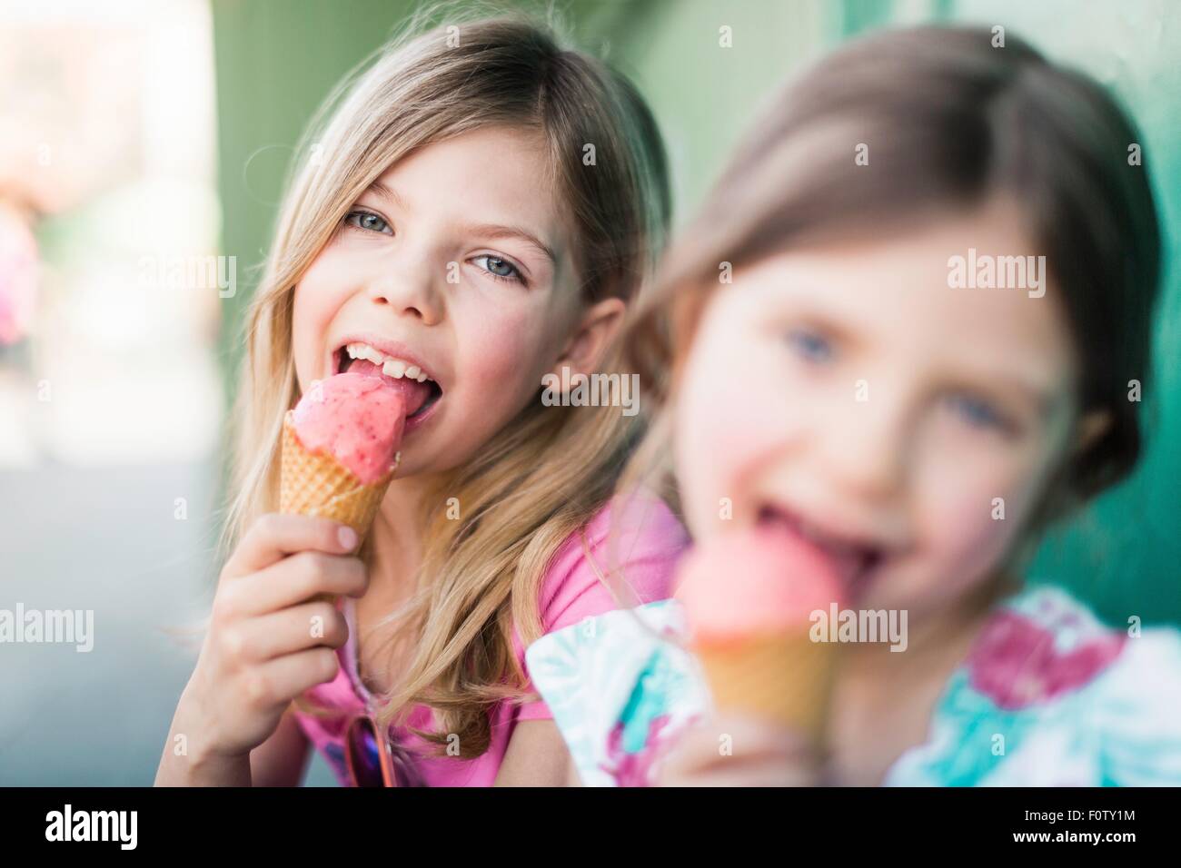 Zwei junge Mädchen essen Eis Stockfoto