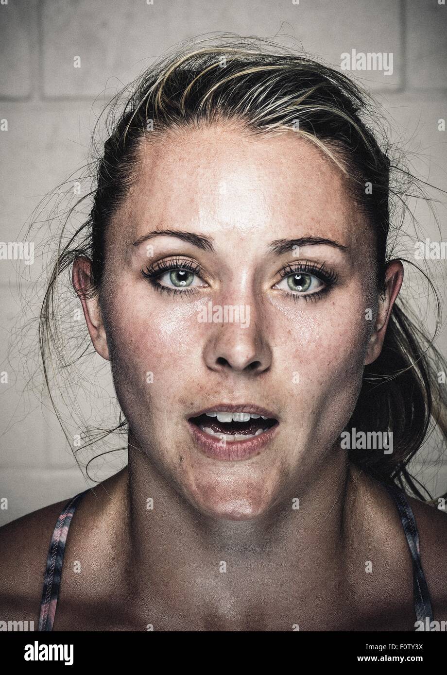 Porträt von verschwitzten junge Frau mit offenem Mund nach Training Stockfoto