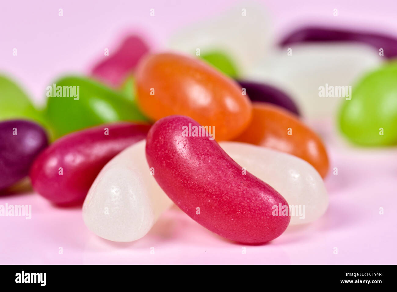 Nahaufnahme von Jelly Beans auf rosa Hintergrund Stockfoto
