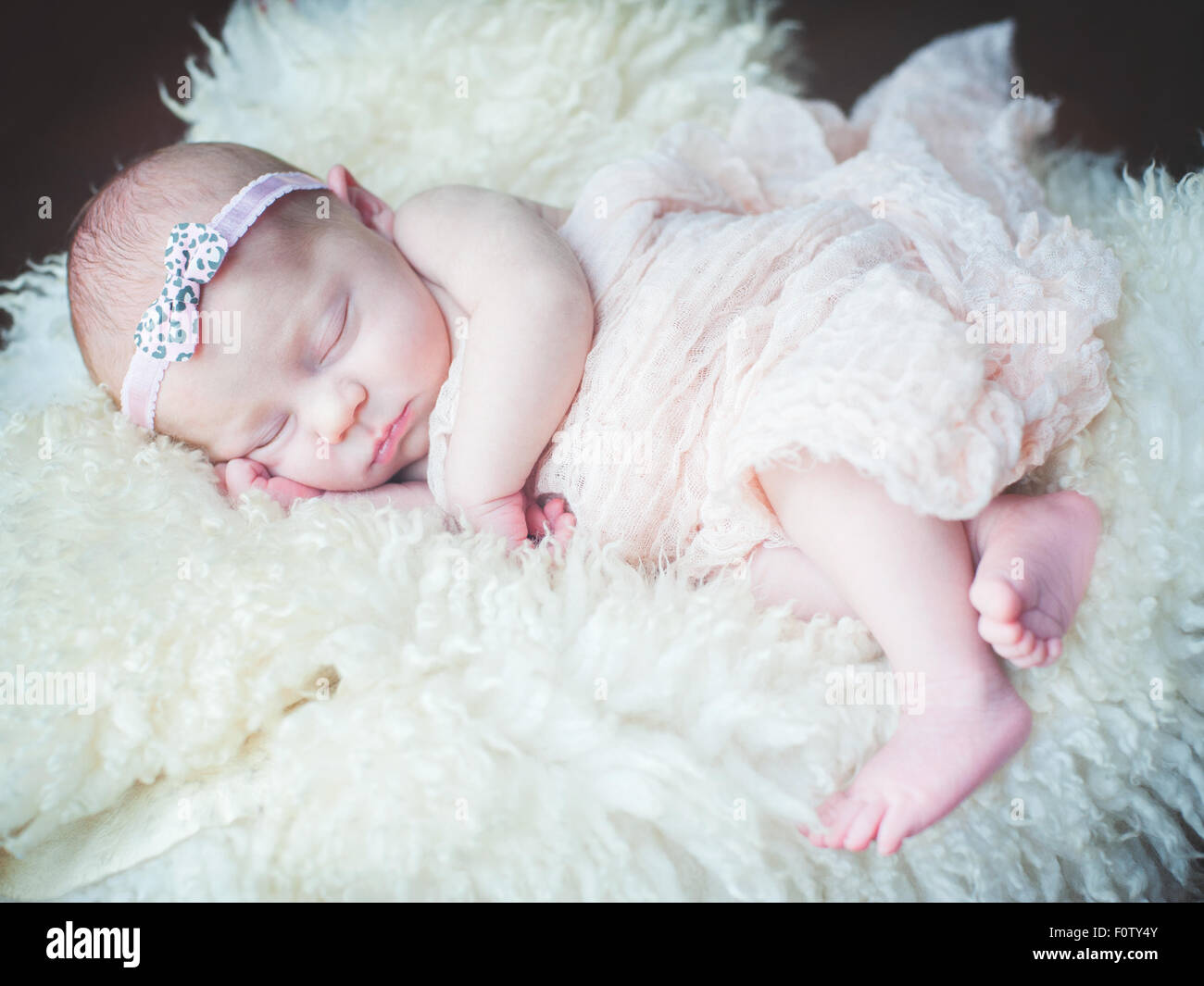 Neugeborenes Baby schläft fest 15 Tage Stockfoto
