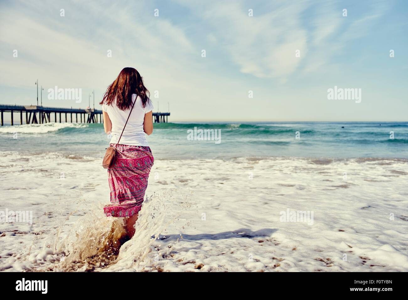 Rückansicht des Frau paddeln, Venice Beach, Los Angeles, Kalifornien Stockfoto