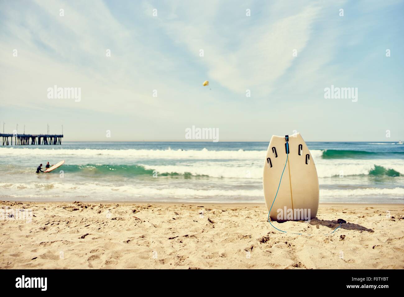 Surfbrett stehend im Sand am Venice Beach, Los Angeles, Kalifornien Stockfoto