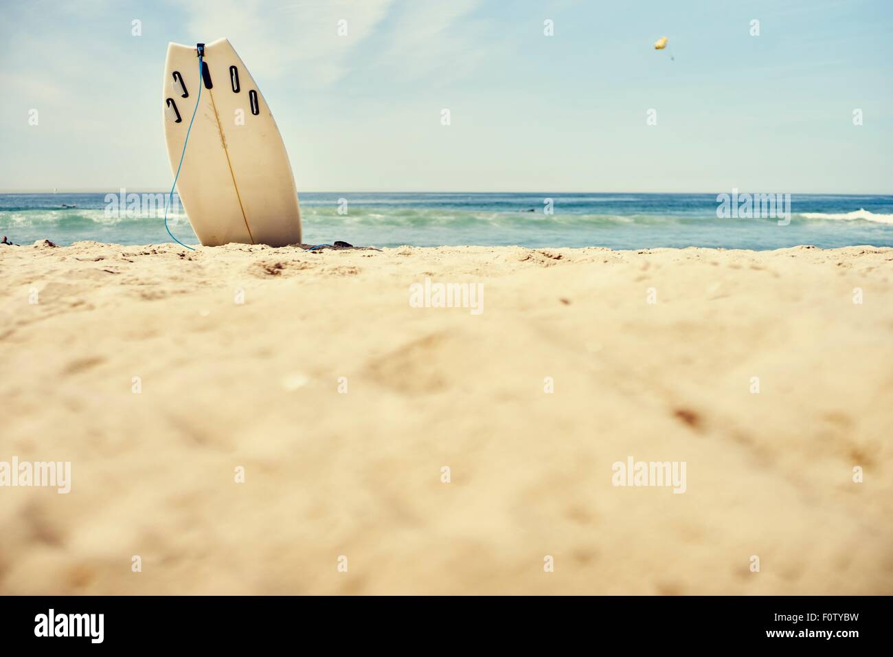 Ebene Oberflächenansicht von Surfbrett stehend im Sand am Strand Stockfoto