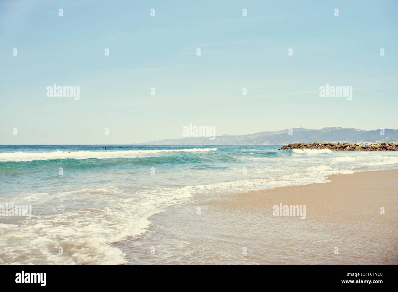 Ansicht der Santa Monica Mountains von Venice Beach, Los Angeles, Kalifornien Stockfoto