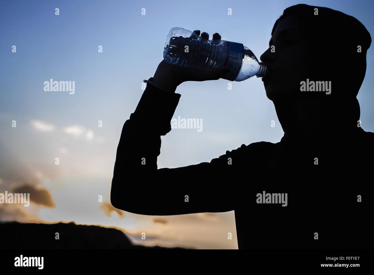 Junge Frau aus Flasche Wasser trinken Stockfoto