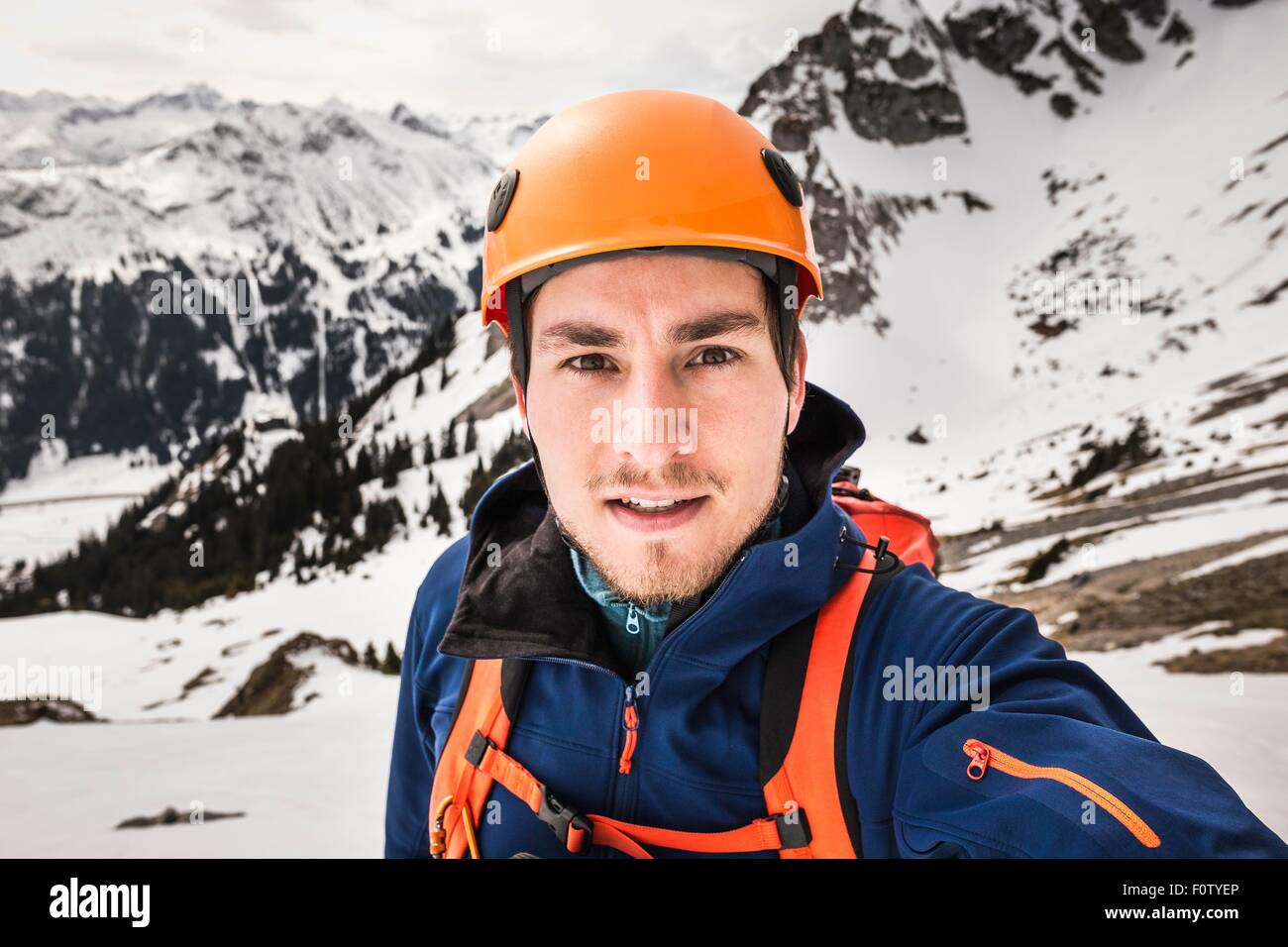 Porträt des jungen Mannes tragen Kletterhelm Stockfoto