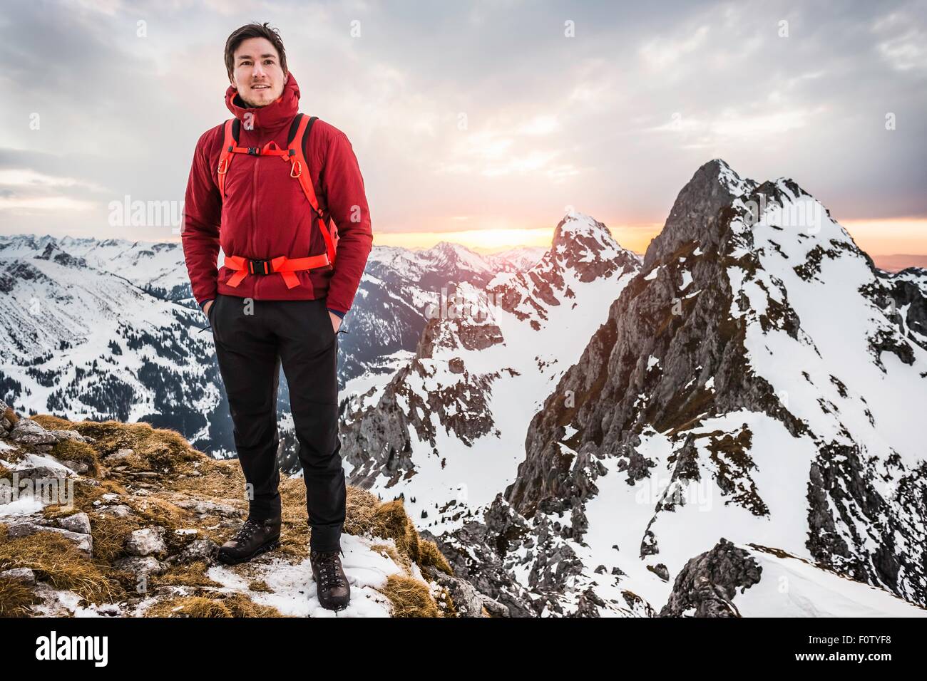 Wanderer mit Händen in den Taschen, Kellenspitze, Tannheimer Berge, Tirol, Österreich Stockfoto