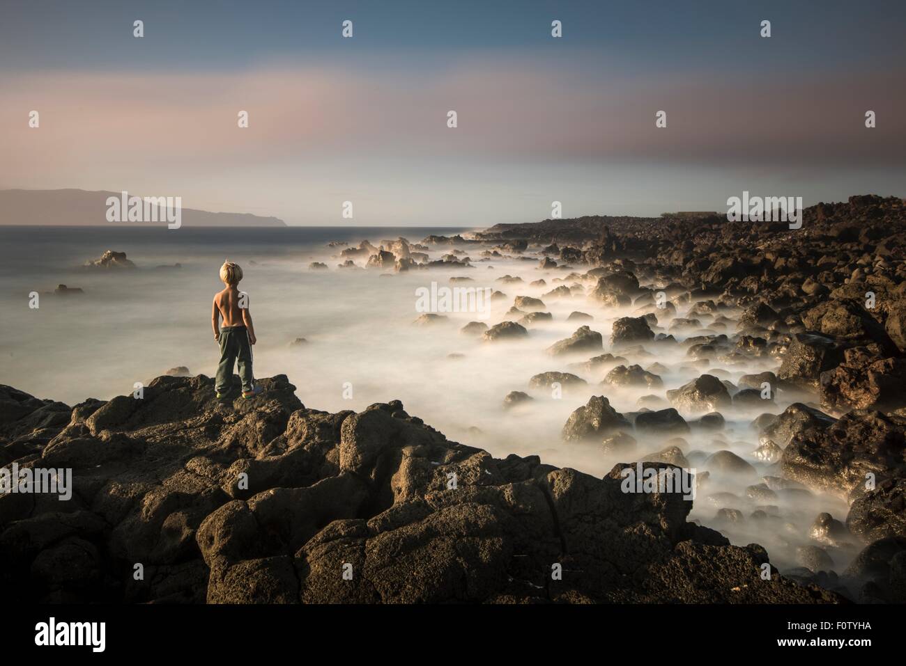 Junge am Rand der Klippe, Madalena, Pico, Azoren, Portugal Stockfoto