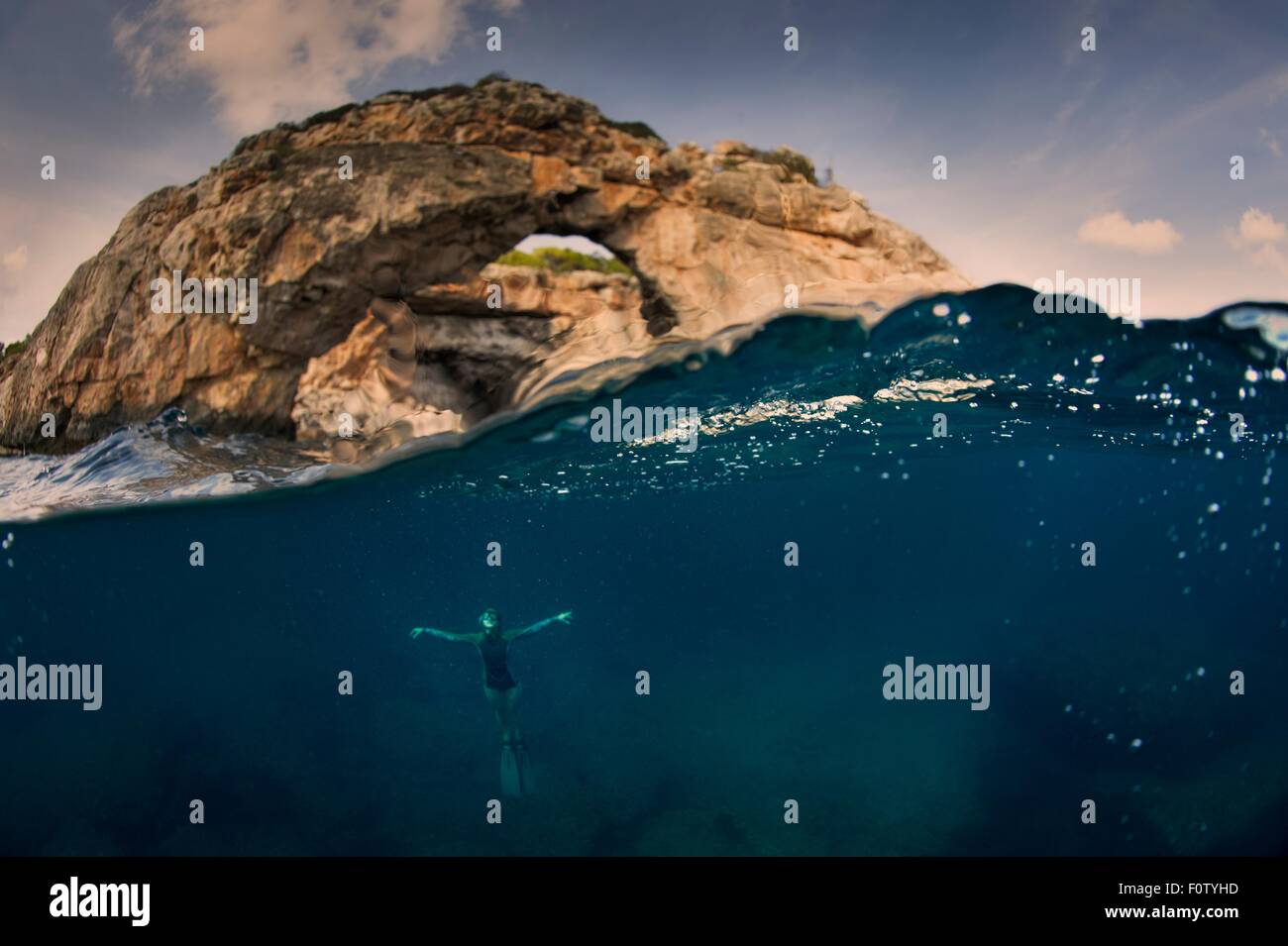 Frau unter Wasser mit Bogen, Santany, Mallorca, Spanien Stockfoto