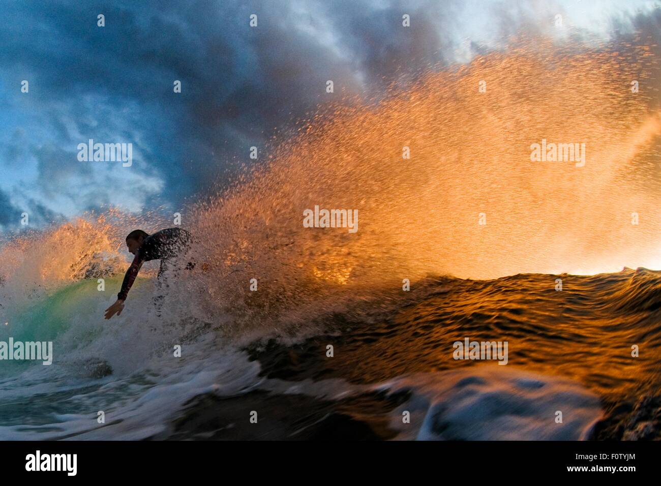 Surfer im Sonnenuntergang, Rilleys, Kilkee, Clare, Irland Stockfoto