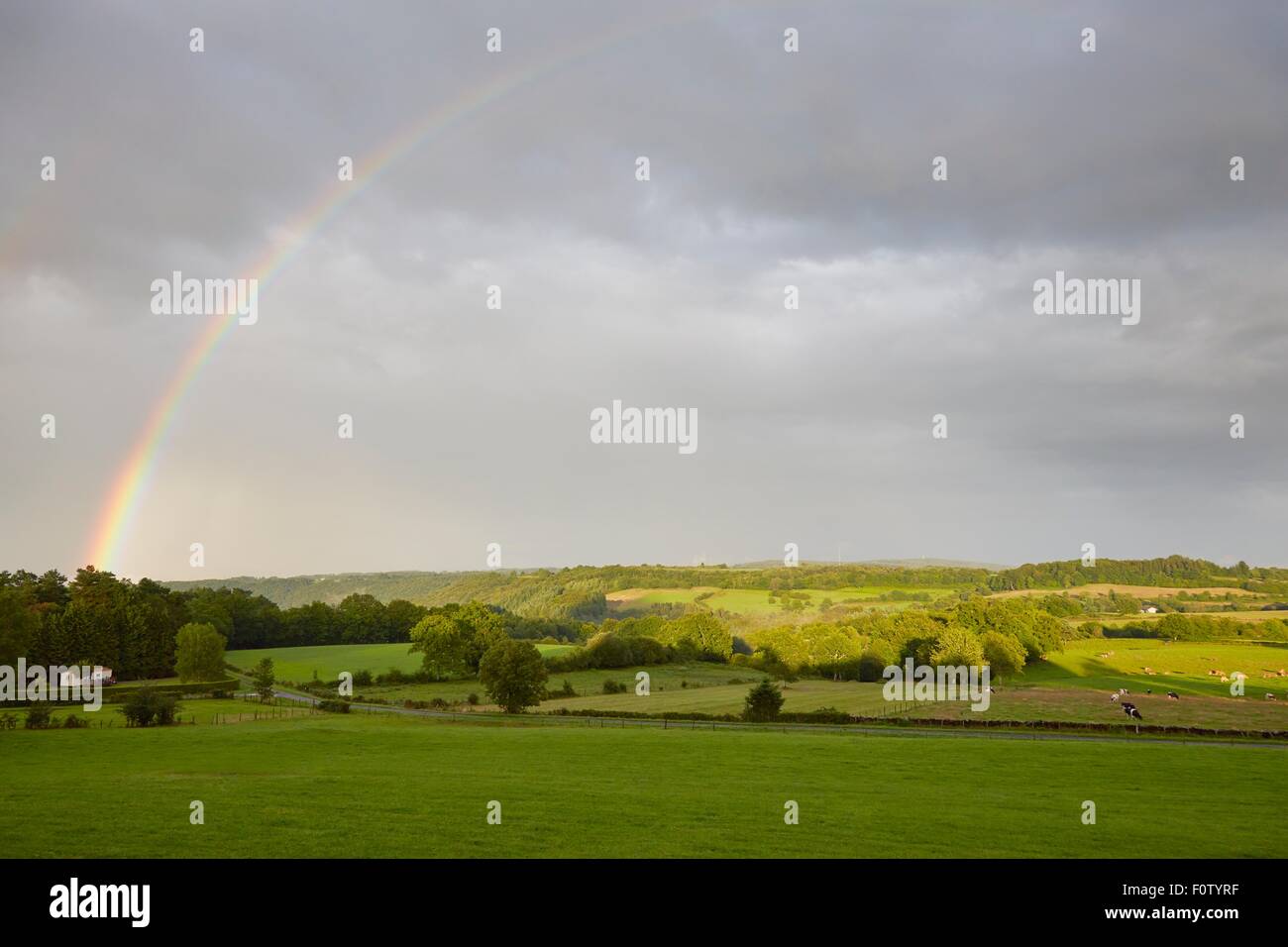 Landschaft mit Regenbogen und Gewitterwolken Stockfoto