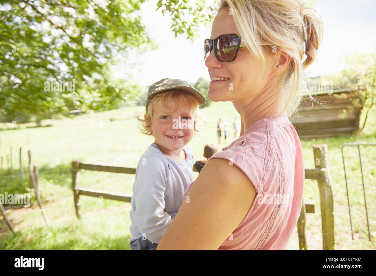 Porträt von Reife Frau mit kleinen Sohn im Feld Stockfoto