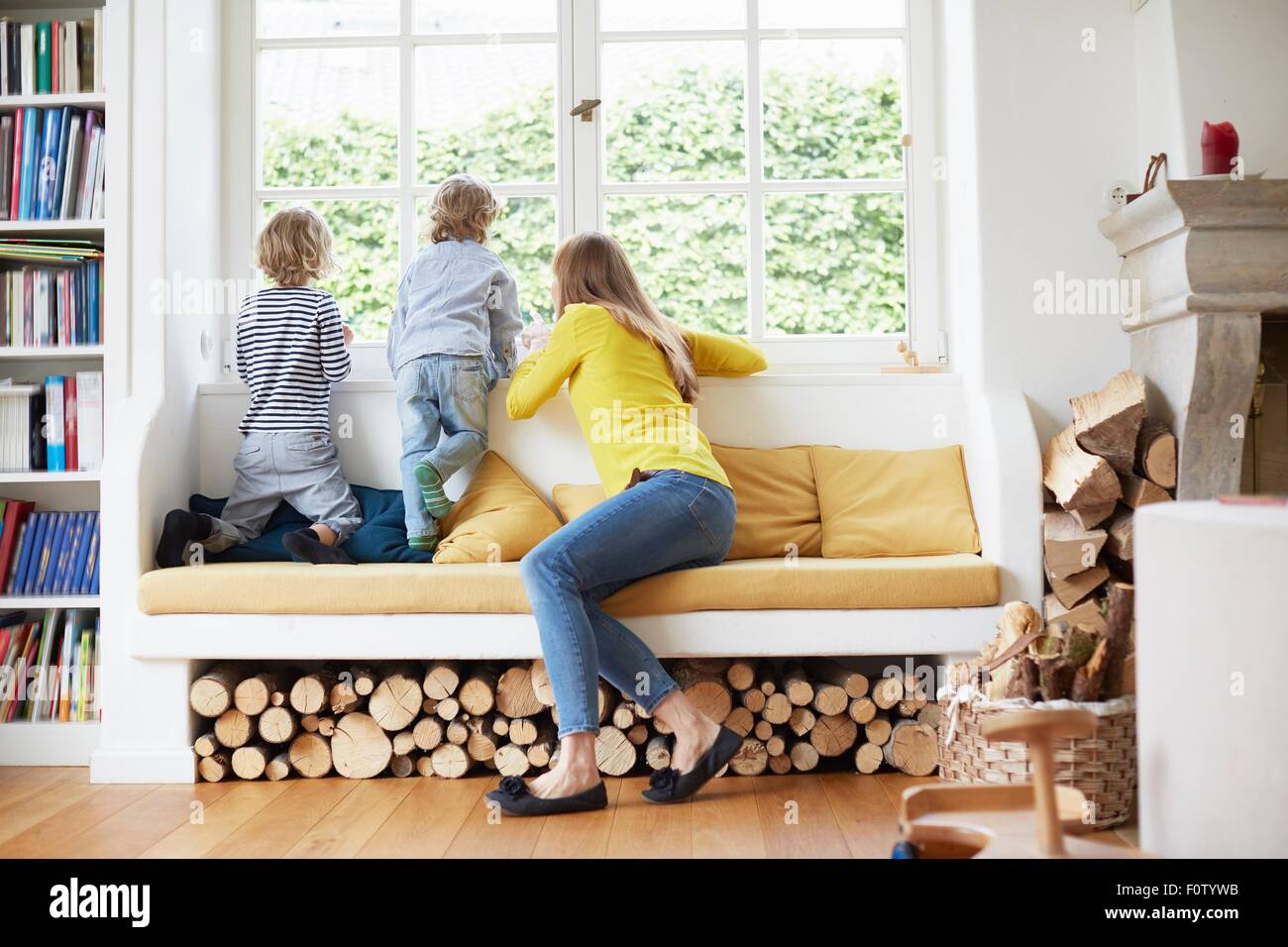 Mutter und zwei Söhne aus Fenster Stockfoto