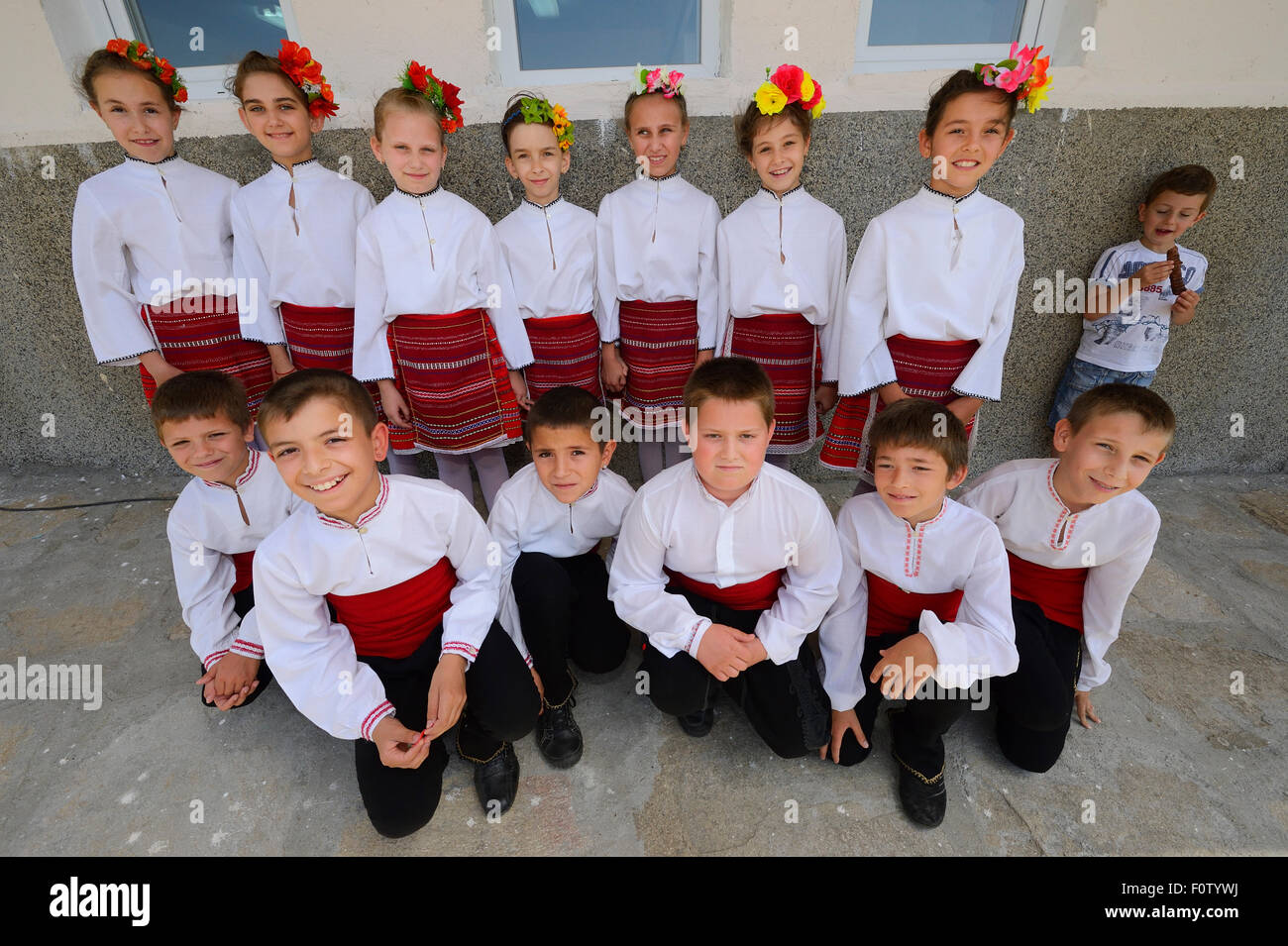 Kinder-Tanzgruppe, anlässlich der Eröffnung einer neuen Tahini-Produktion-Fabrik in Kondovo Dorf, östlichen Rhodopen Bulgarien Mai 2013. Stockfoto