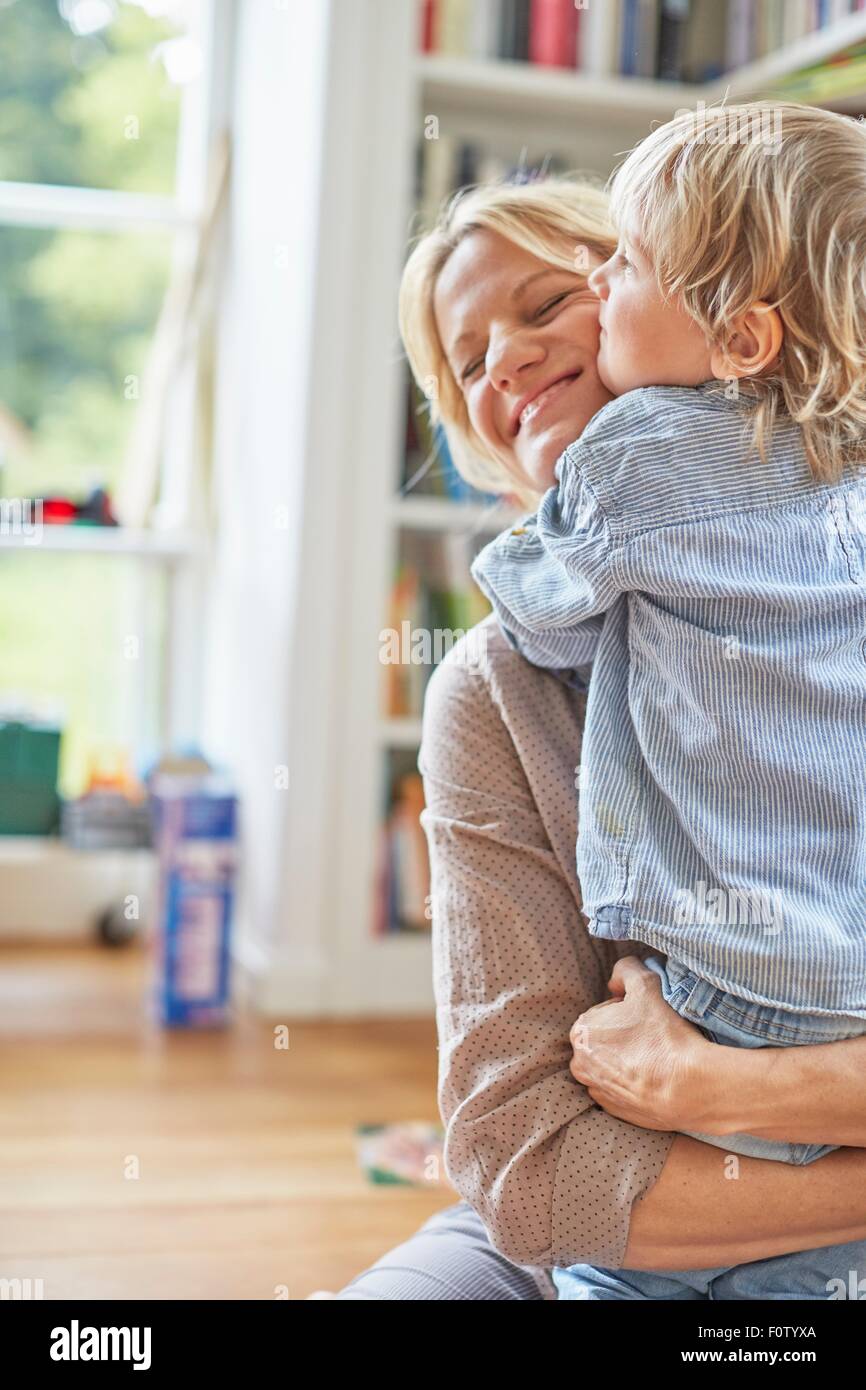 Mutter und Sohn umarmen einander, Lächeln Stockfoto