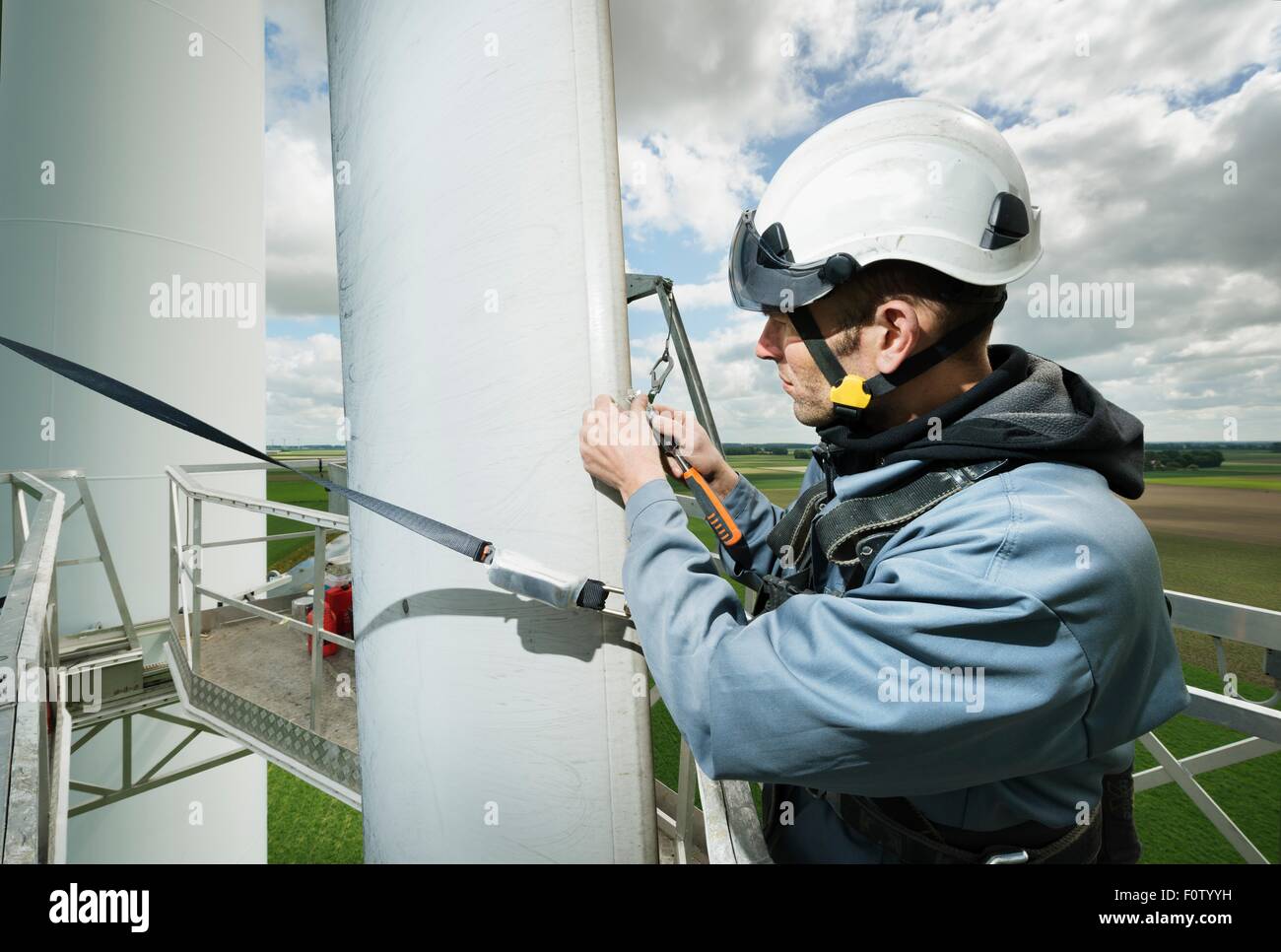 Wartungsarbeiten an den Flügeln einer Windkraftanlage Stockfoto