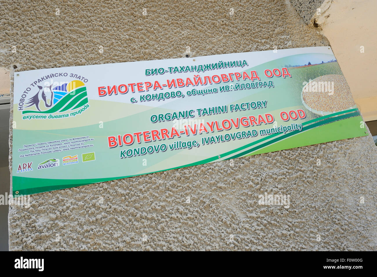 Melden Sie sich bei anlässlich der Eröffnung einer neuen Tahini-Produktion-Fabrik in Kondovo Dorf, östlichen Rhodopen Bulgarien Mai 2013. Stockfoto