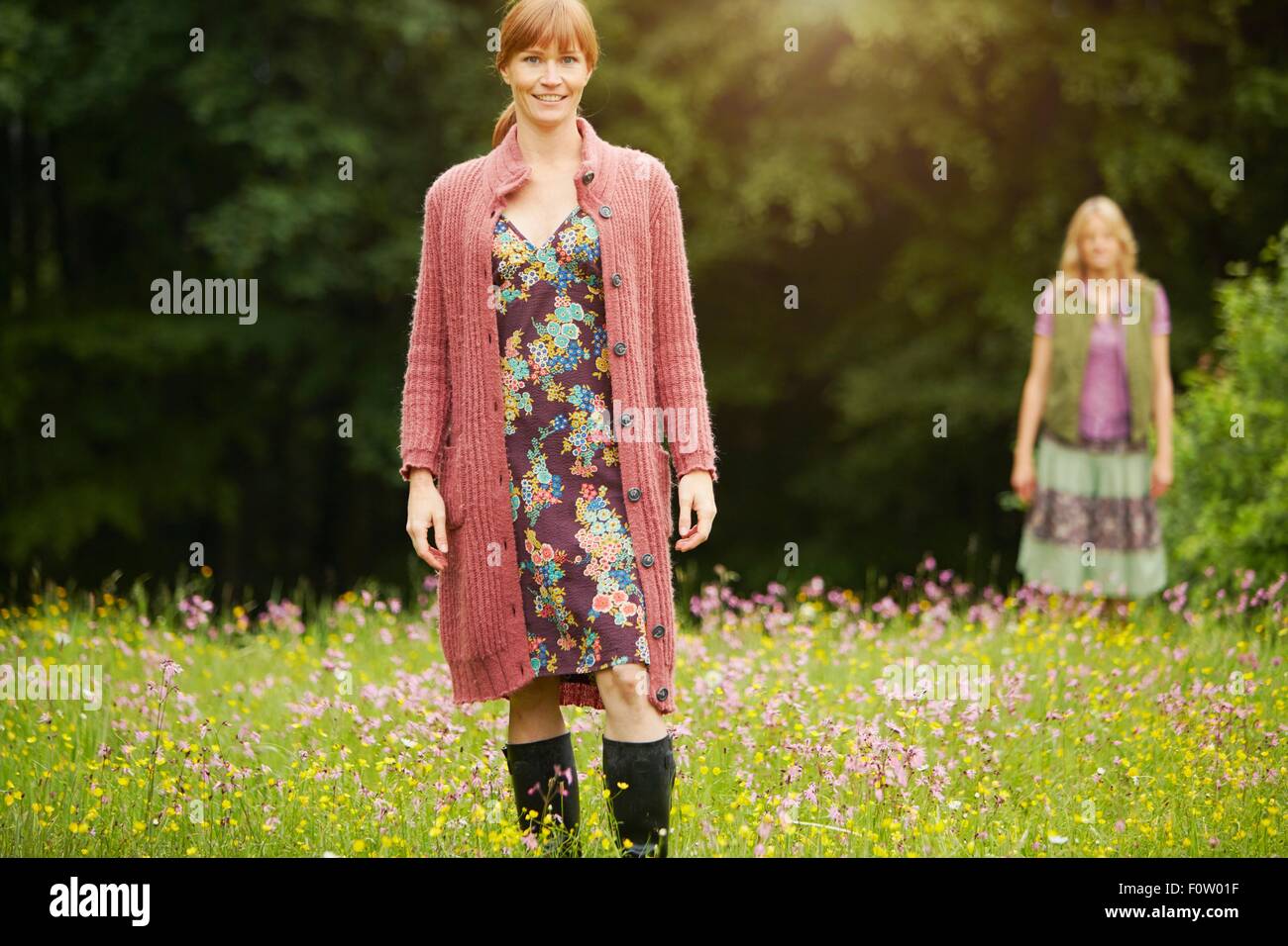 Porträt von Mitte erwachsenen Frau in Wildblumenwiese Stockfoto