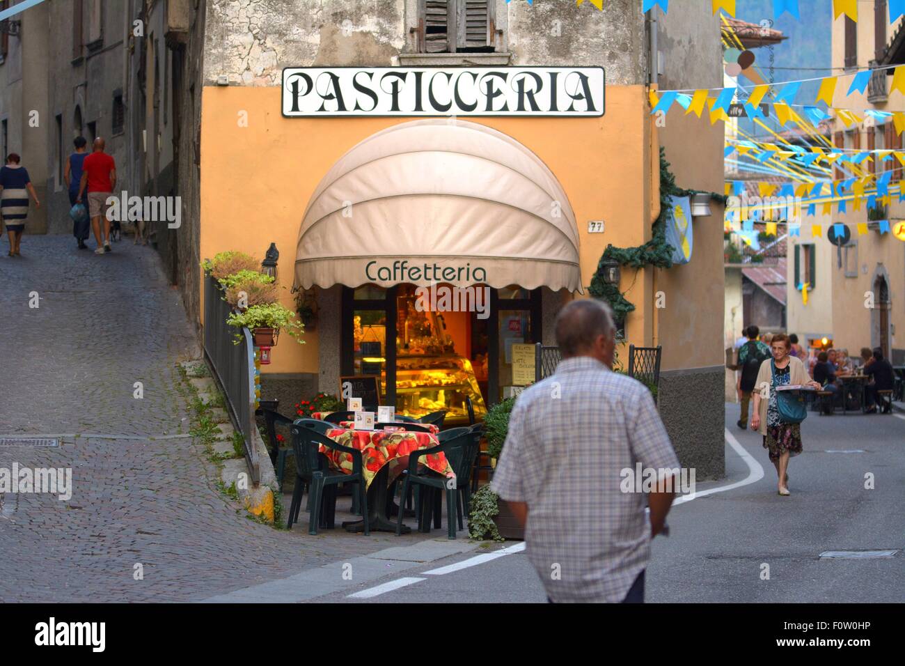 Eine Pasticceria (Pasta Haus) und/oder Caffetteria (Kaffeehaus) während ein lokales Ereignis in Bagolino, Italien, in der Nähe von Idrosee. Stockfoto
