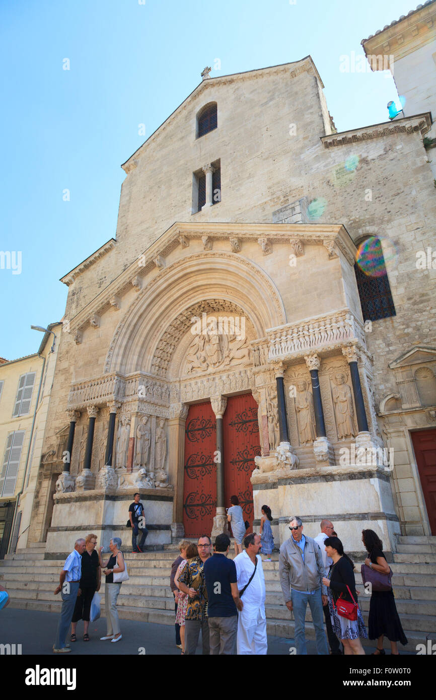 Touristen außerhalb der Kirche Saint Trophime in Place De La Republique in Arles Stockfoto