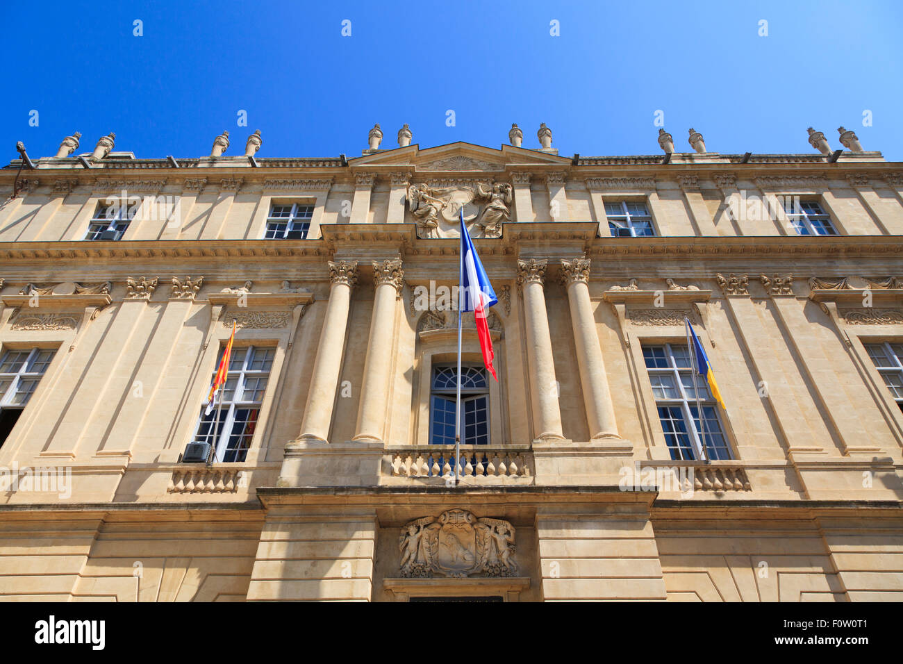 Klassische Architektur der Mairie in Place De La République in Arles Stockfoto