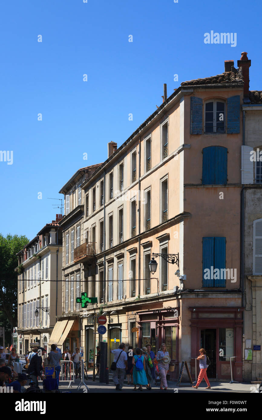 Straßen und Gebäude in der Innenstadt von Arles, Frankreich Stockfoto