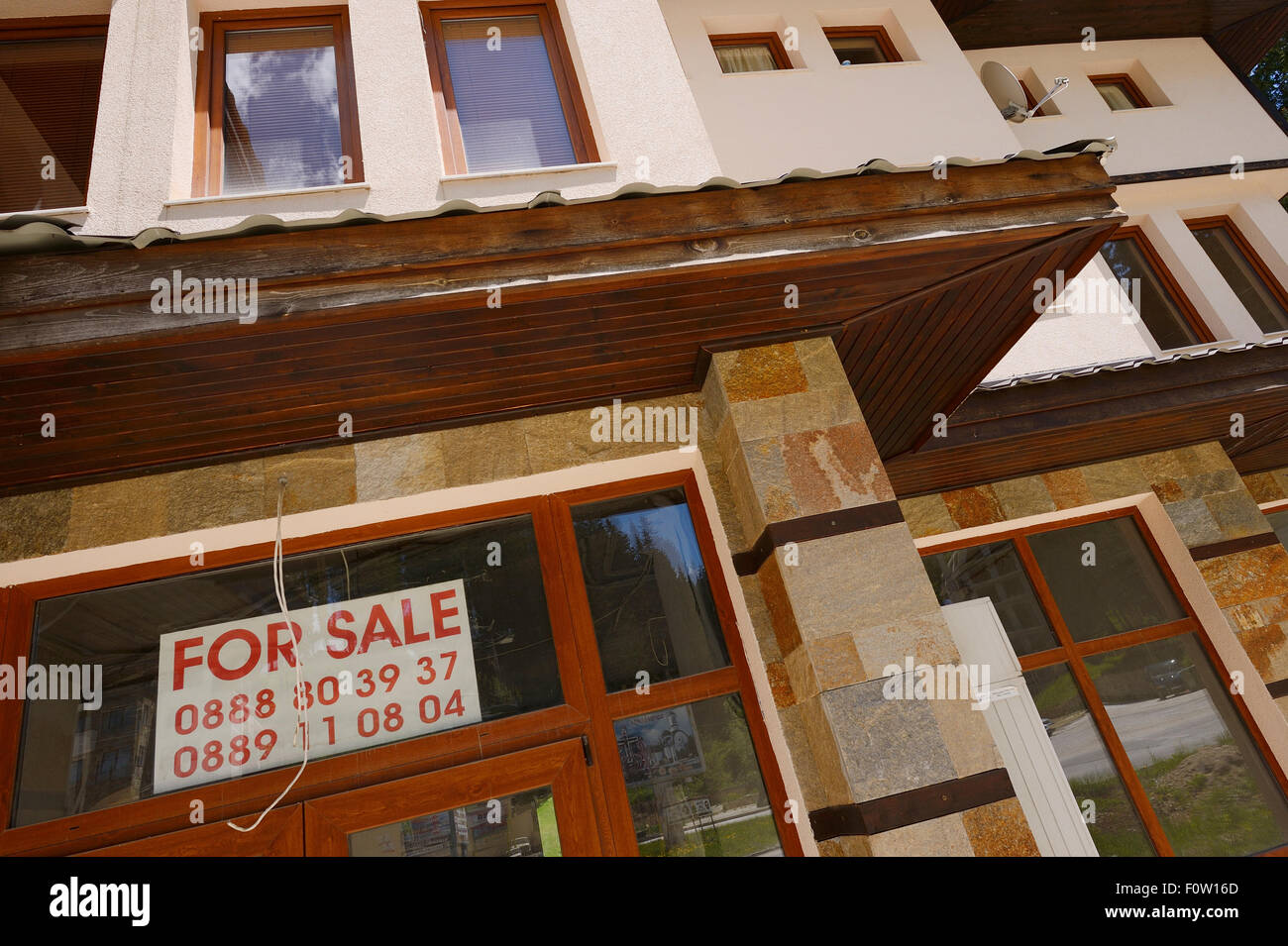 Für Verkauf Zeichen Mai im Haus Fenster, Pamporovo, westlichen Rhodopen, Bulgarien, 2013. Stockfoto