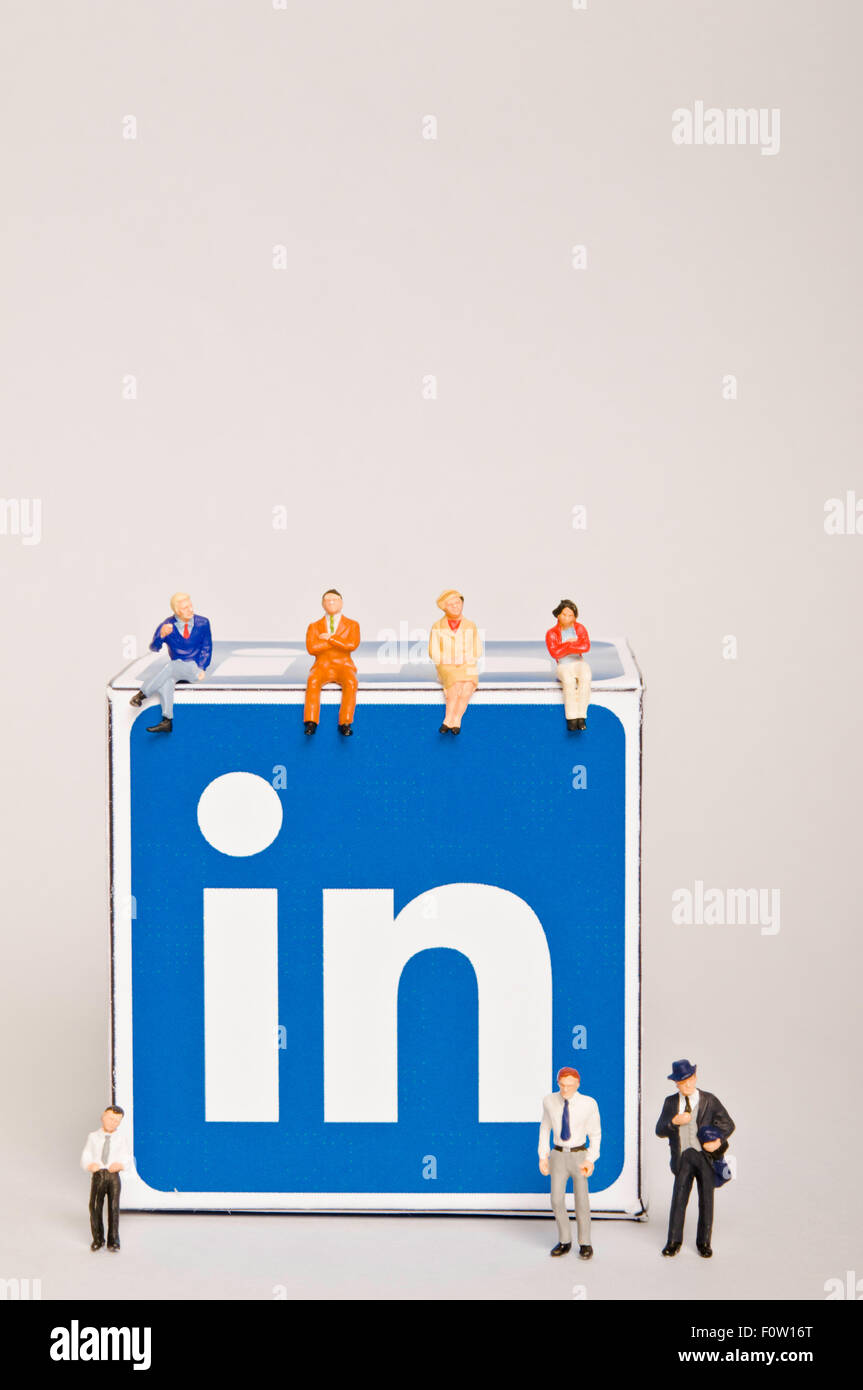 Minifigürchen und Linkedin logo, Social Media, soziale Interaktionen und soziale Beziehungen Konzept Stockfoto