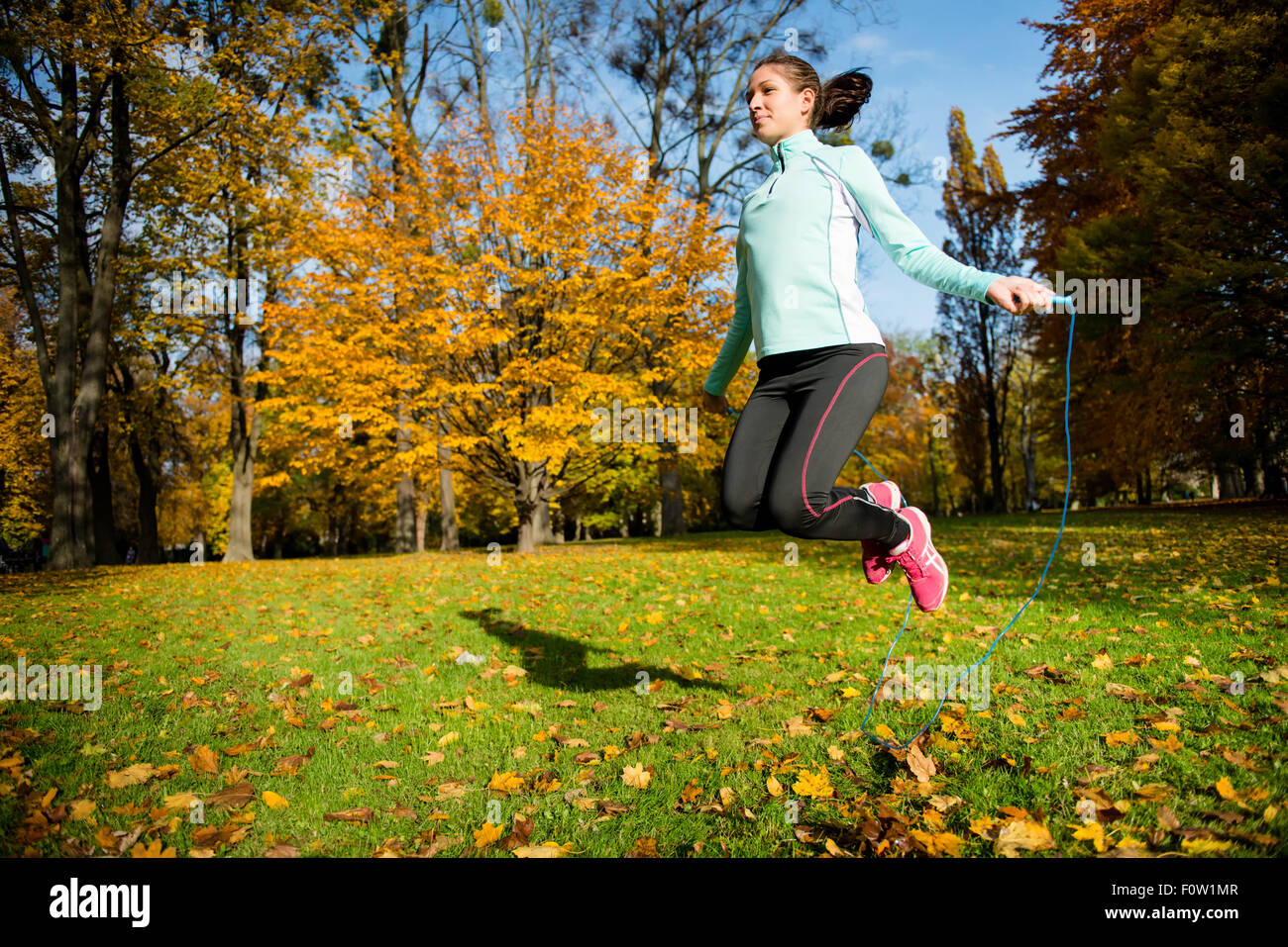 Workout - junge Frau mit Springseil Springen Stockfoto