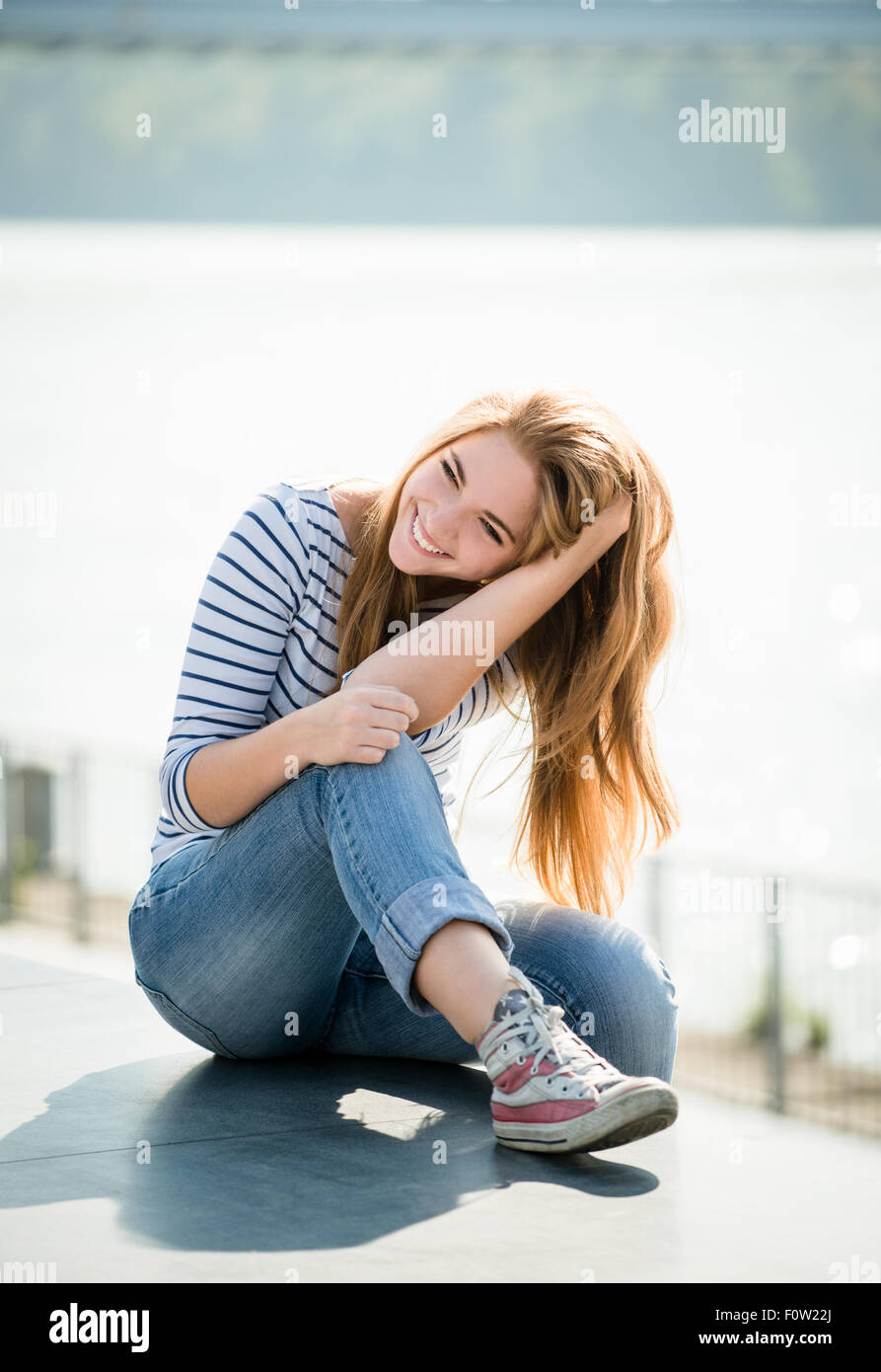 Teenager-Porträt - lächelndes Mädchen im Freien an sonnigen Tag Stockfoto
