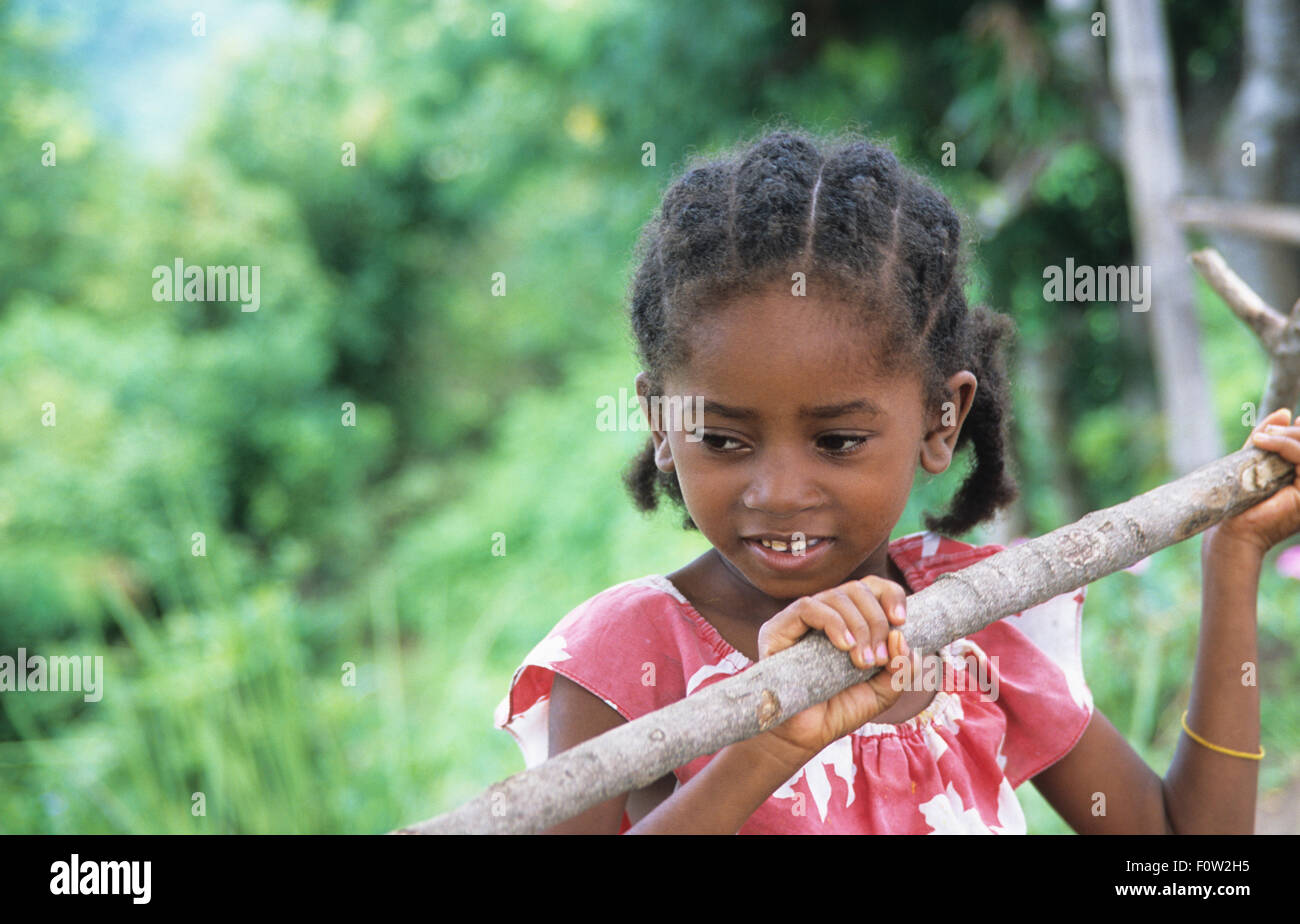 Ein kleines Mädchen in der Nähe von Mont Passot Norden Nosy werden Insel, Diana Region, Madagaskar, Indischer Ozean Stockfoto