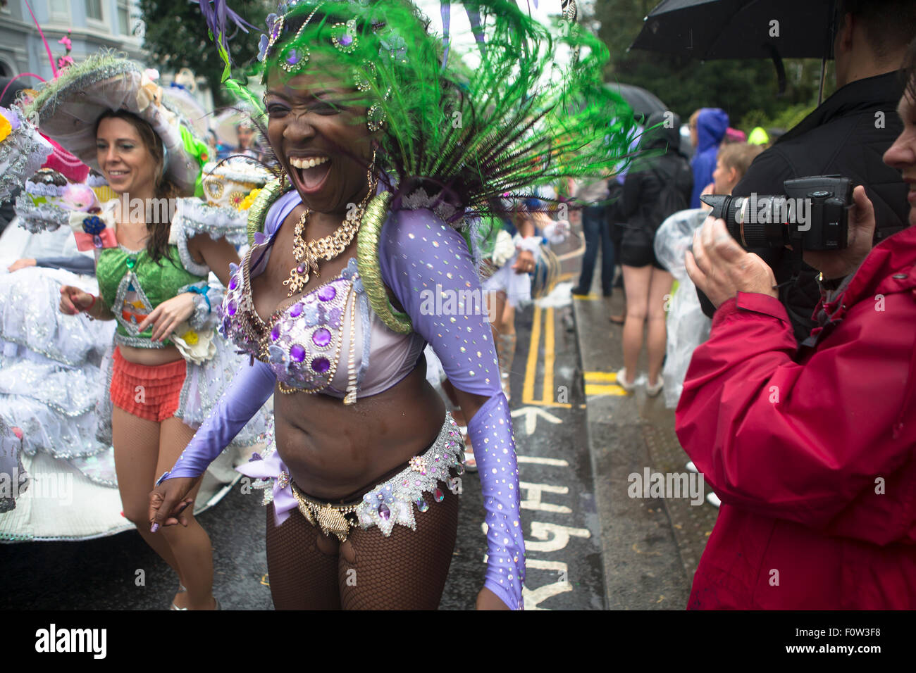 Tänzerin von Paraiso Schule der Samba in der Regen in Notting Hill Karneval 2014 Stockfoto