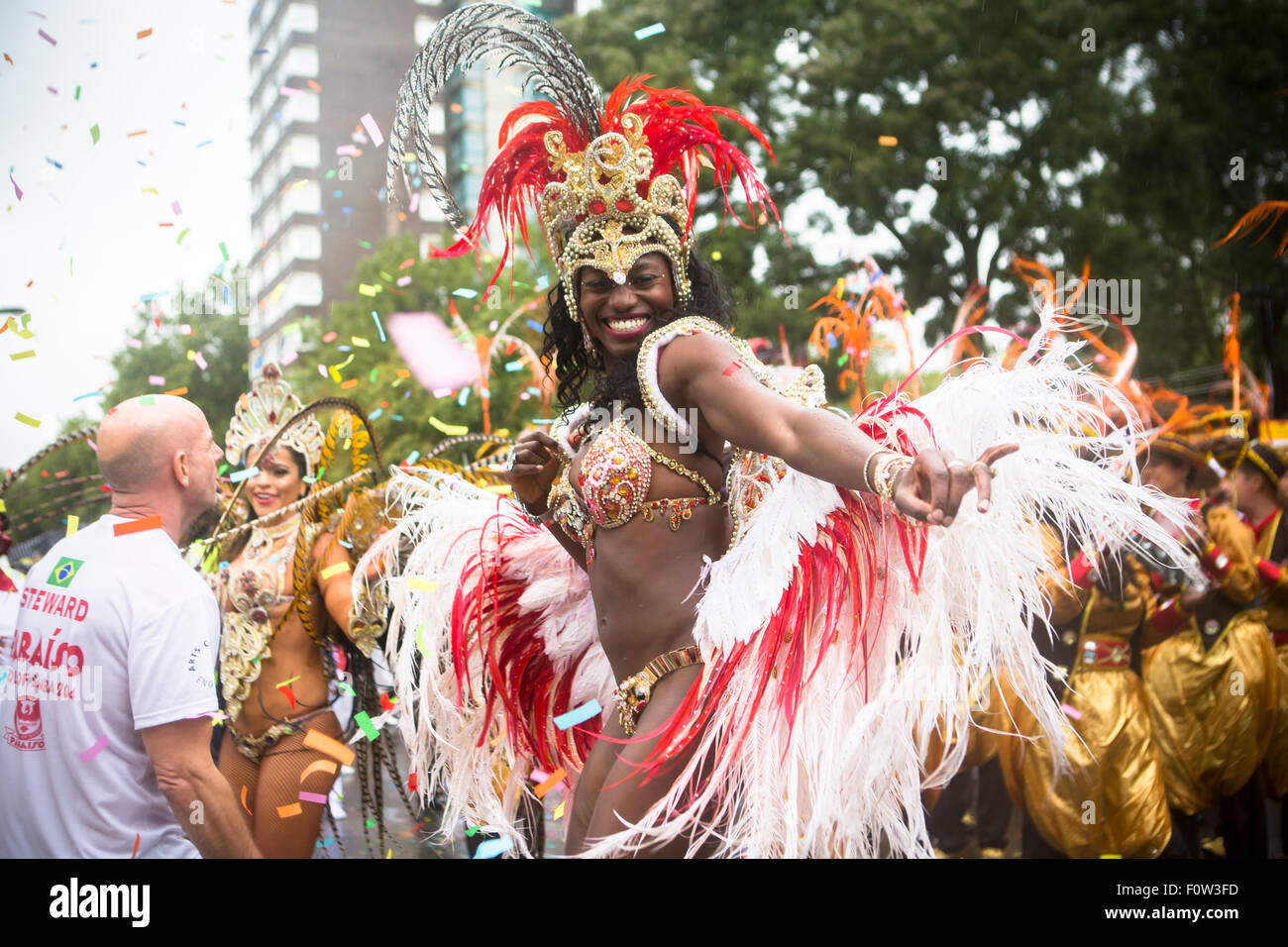 Tänzerin von Paraiso Schule der Samba in der Regen in Notting Hill Karneval 2014 Stockfoto