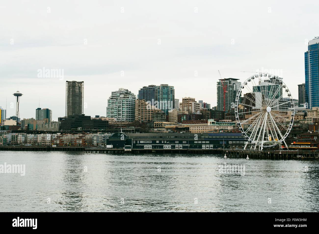Seattle-Riesenrad und Stadtbild von Puget Sound, Washington State, USA Stockfoto