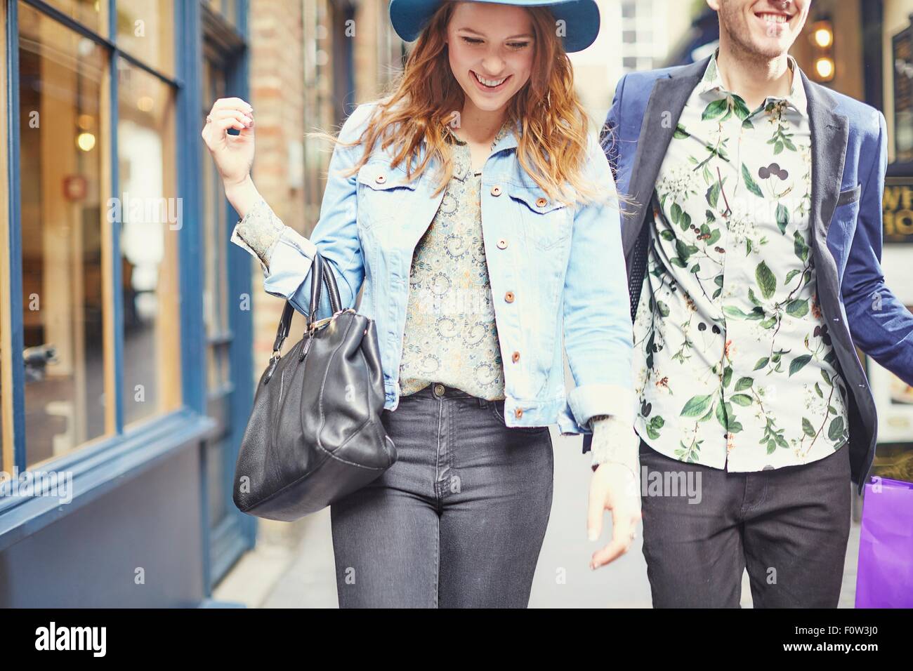 Blick auf stilvolles Paar, beschnitten, Einkaufen, London, UK Stockfoto