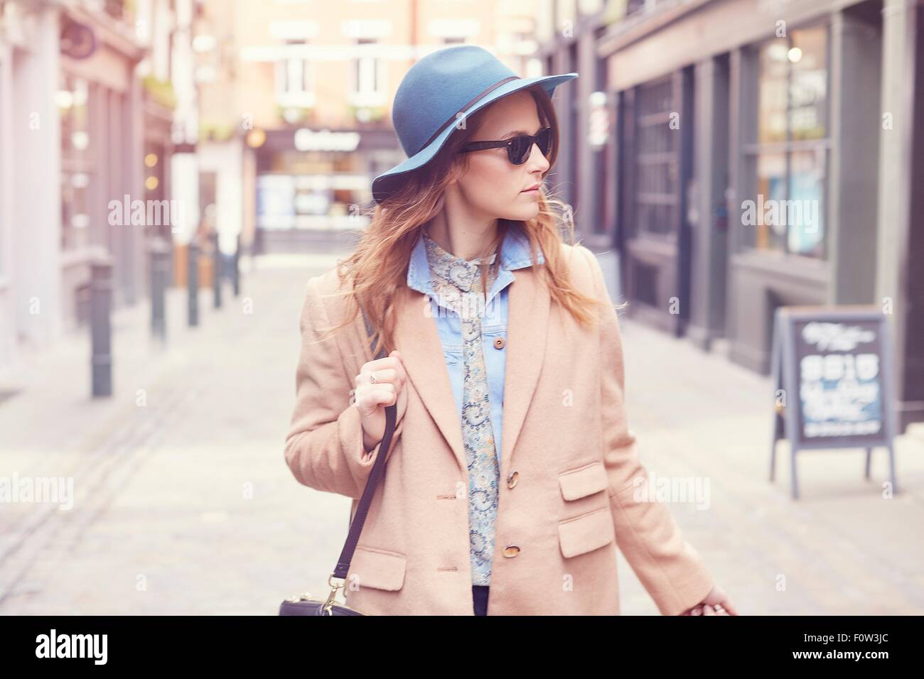 Stilvolle junge weibliche Shopper Bummeln auf Straße, London, UK Stockfoto