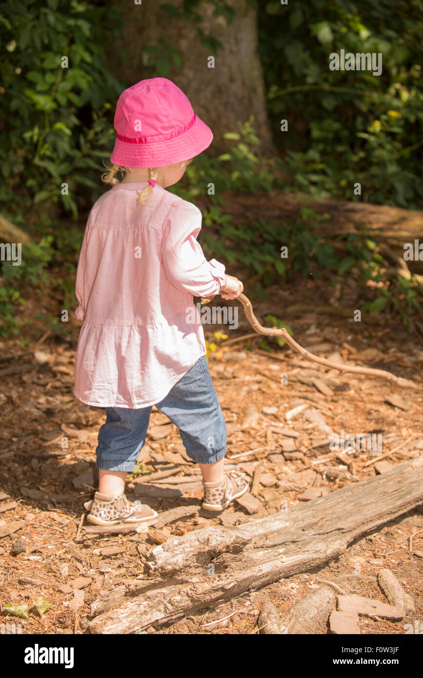 Kleines Mädchen in den Wald spielen 3-5 Jahre alt Stockfoto