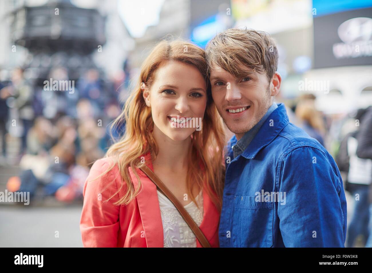 Porträt von Touristen zu zweit am Piccadilly Circus, London, UK Stockfoto