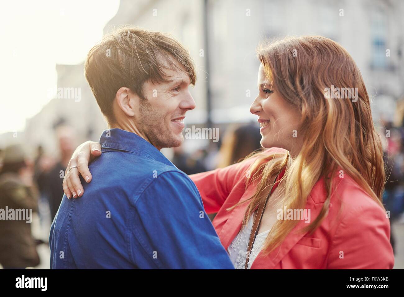 Romantisch zu zweit von Angesicht zu Angesicht auf Straße, London, UK Stockfoto