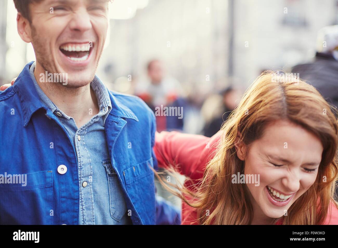 Paar lachend auf Straße, London, UK Stockfoto