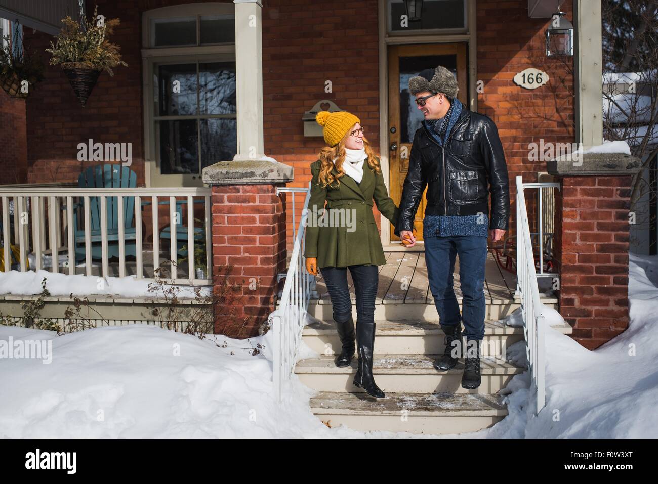 Paar verlassen Haus im winter Stockfoto