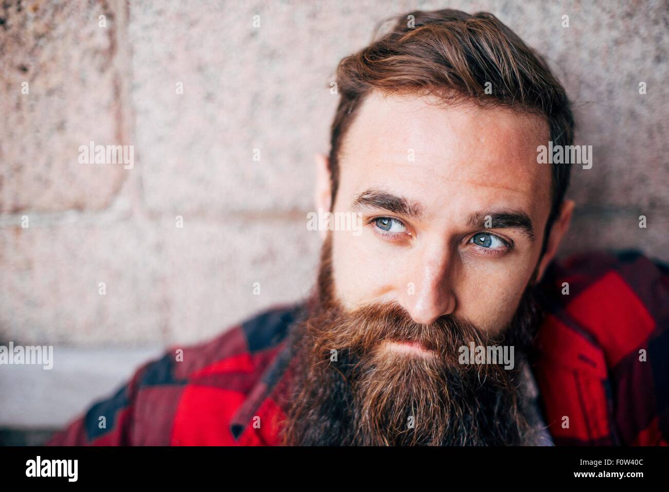 Porträt des Mannes mit Bart wegschauen Stockfoto