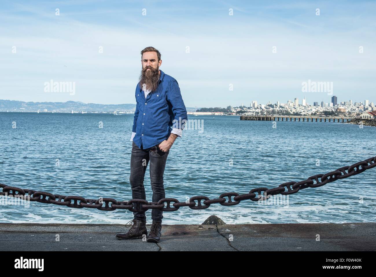 Mann mit Bart stehen am Hafen Point, San Francisco, Kalifornien, USA Stockfoto