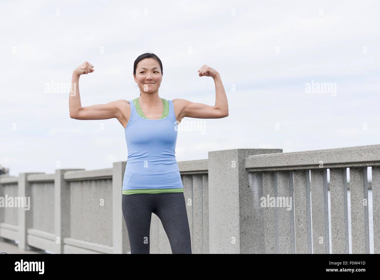Weibliche Läufer Muskeln auf Brücke, San Francisco, Kalifornien Stockfoto