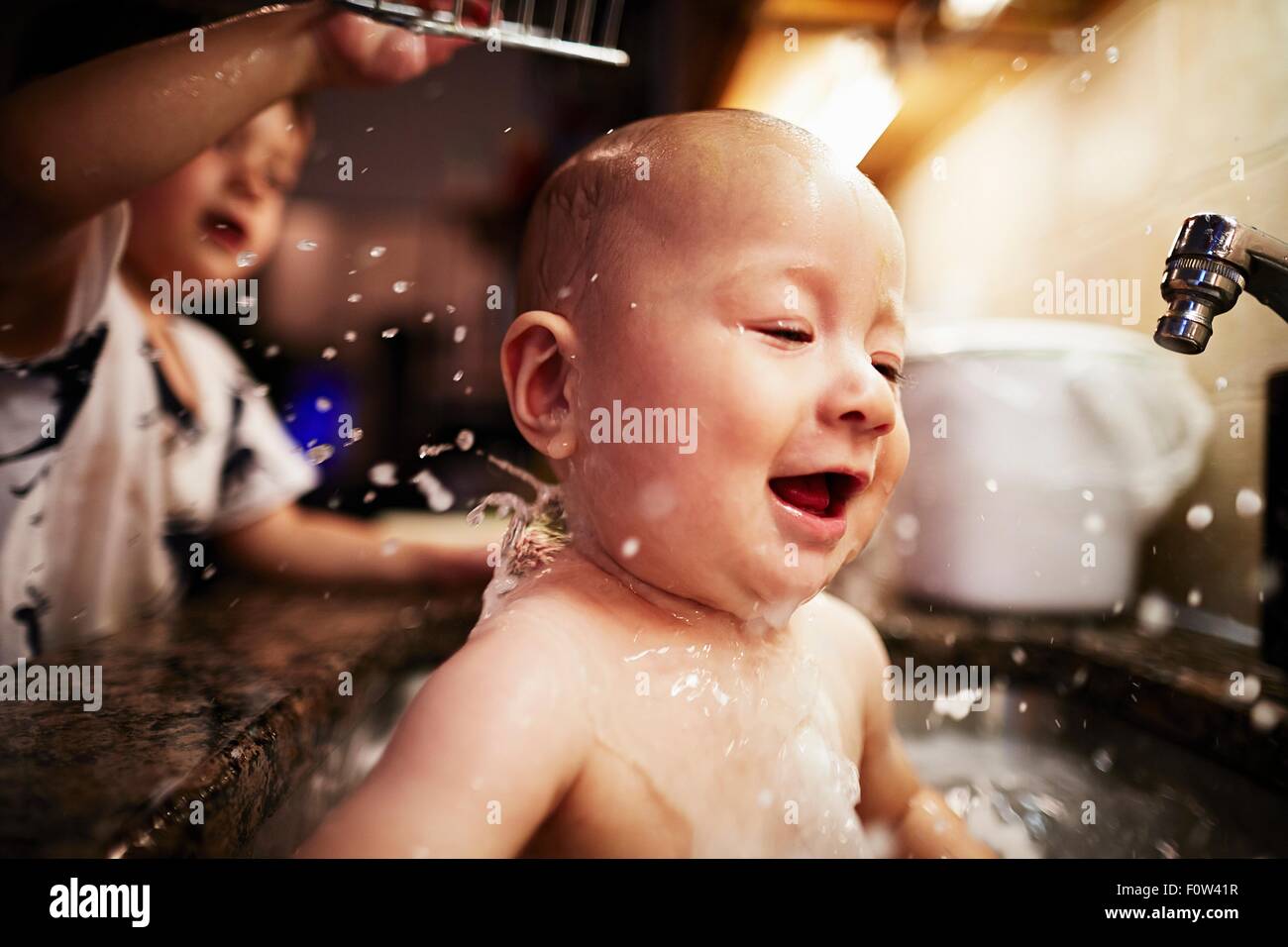 Junge Baden Bruder im Waschbecken Stockfoto