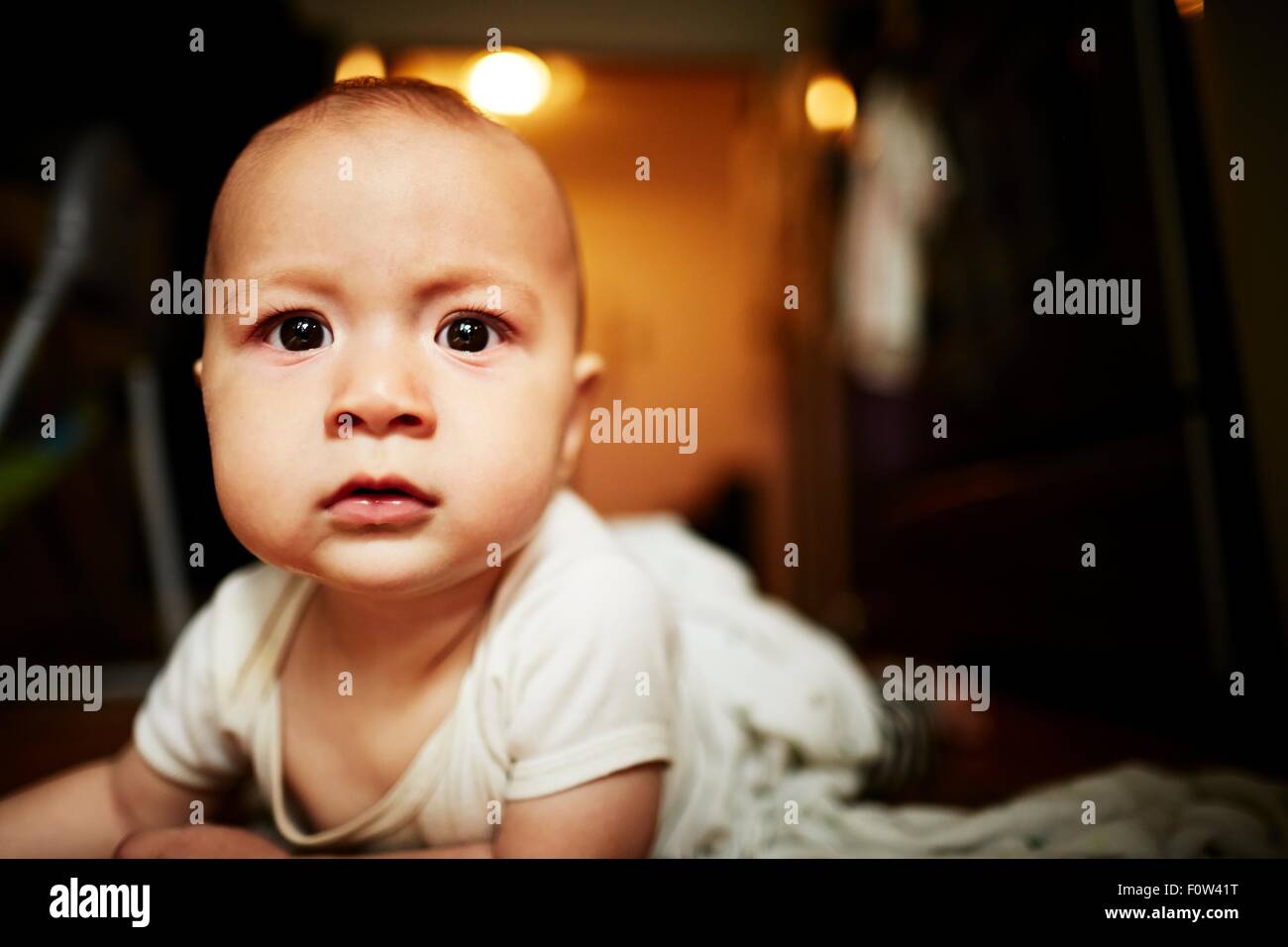 Baby Boy am Boden liegend Stockfoto