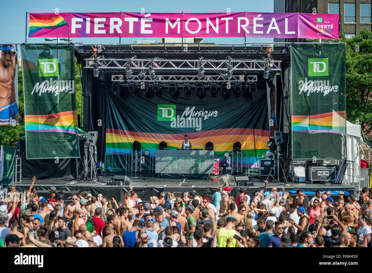 Mega T-Dance-Party am Ort Émilie-Gamelin in Montreal nach gay-Pride-Parade mit Menschen tanzen. Stockfoto