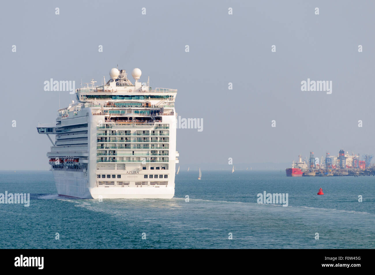 Kreuzfahrtschiff Azura Blätter Southampton Water, Überschrift für den Solent Stockfoto