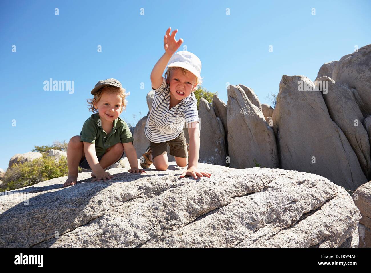 Jungs spielen auf Felsen, Kubu Island, Makgadikgadi Pfanne, Botswana, Afrika Stockfoto
